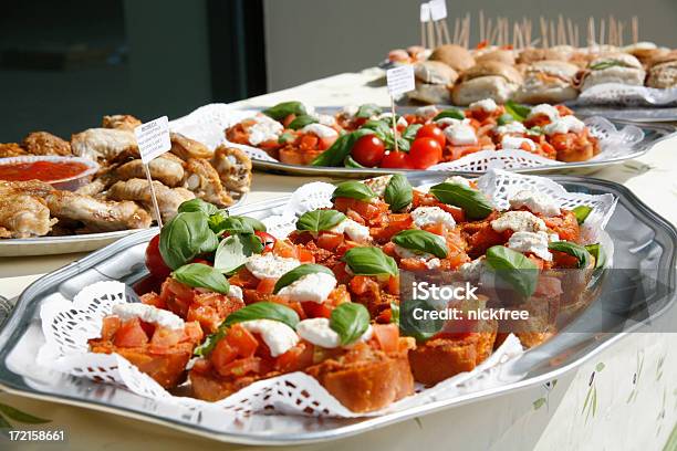 Business Und Kanapees Stockfoto und mehr Bilder von Schnittchen - Schnittchen, Silbertablett, Tomate