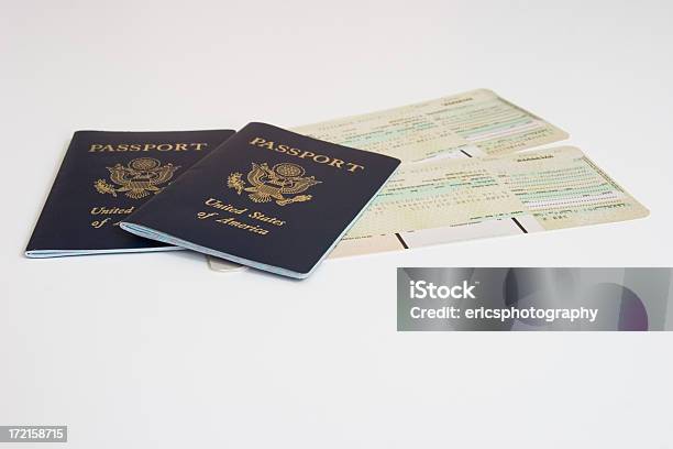 Американский Паспорта И Авиабилетов — стоковые фотографии и другие картинки Авиабилет - Авиабилет, Паспорт, Без людей