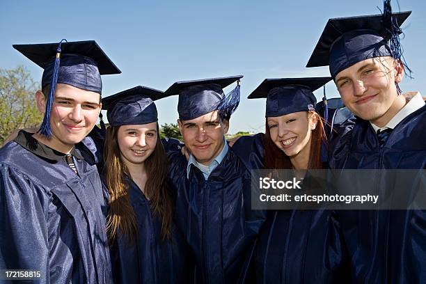 Absolventen Posieren Für Ein Foto Stockfoto und mehr Bilder von 18-19 Jahre - 18-19 Jahre, Akademischer Abschluss, Besonderes Lebensereignis
