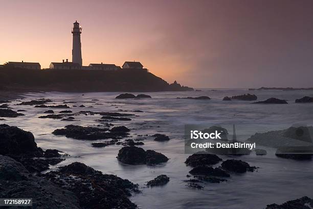 Foto de Farol De Pigeon Point Ao Nascer Do Sol Neblina e mais fotos de stock de Farol - Estrutura construída - Farol - Estrutura construída, São Francisco - Califórnia, Arrebentação