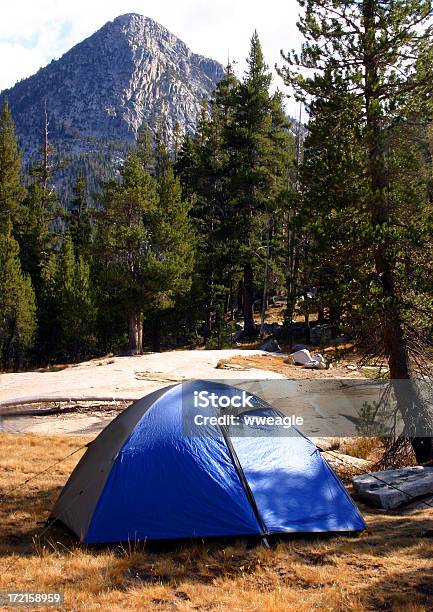 Camping In Den Bergen Stockfoto und mehr Bilder von Camping - Camping, Yosemite-Nationalpark, Ausrüstung und Geräte