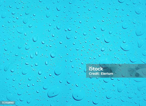 Perlenbesetztes Wassertropfen Auf Einem Teal Oberfläche Stockfoto und mehr Bilder von Bildhintergrund