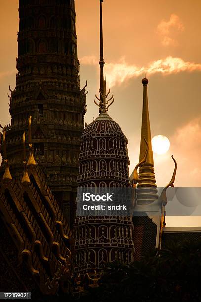 Wat Phra Keaw Al Atardecer 2 Foto de stock y más banco de imágenes de Bangkok - Bangkok, Budismo, Calor