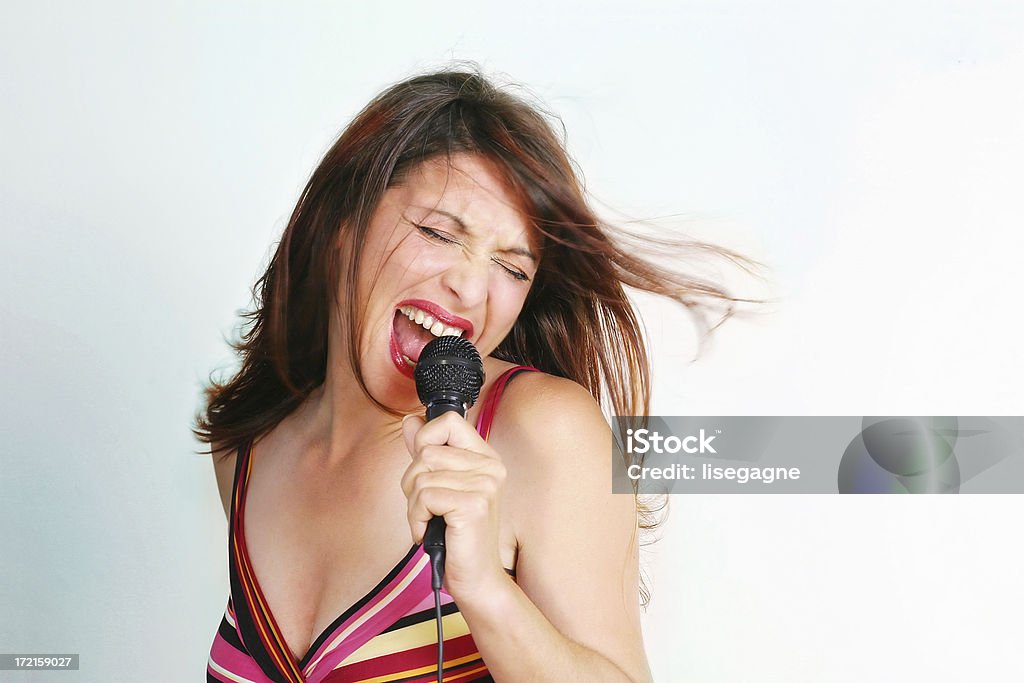 Kobieta z mikrofonem - Zbiór zdjęć royalty-free (Brązowe włosy)