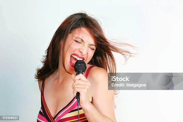 Kobieta Z Mikrofonem - zdjęcia stockowe i więcej obrazów Brązowe włosy - Brązowe włosy, Codzienne ubranie, Dorosły
