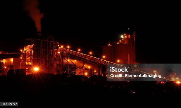 Photo libre de droit de Industrie Lourde En Soirée 4 banque d'images et plus d'images libres de droit de Usine - Usine, Amitié, Feu orange