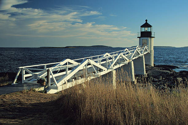 마쉘 포인트 등대 - lighthouse maine waters edge marshall point lighthouse 뉴스 사진 이미지