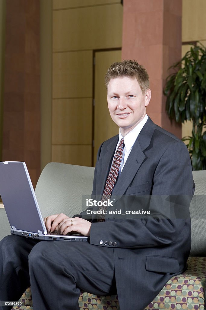 Jovem executivo de negócios com computador portátil - Foto de stock de 30 Anos royalty-free