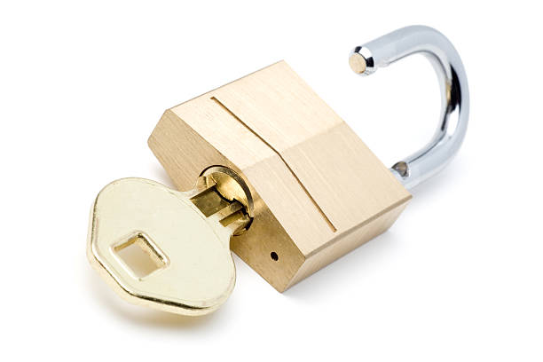 cerradura y llave (con trazado de recorte - unlocked padlock fotografías e imágenes de stock