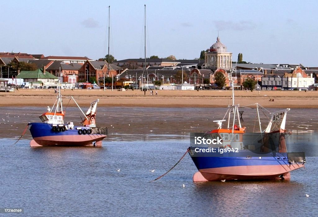 Barche da pesca a bassa marea - Foto stock royalty-free di Southend-On-Sea