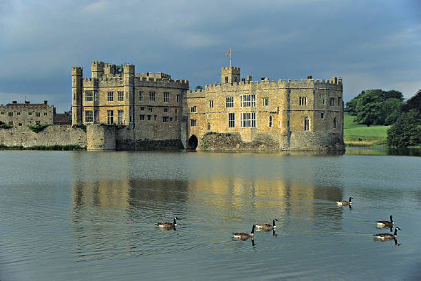 castelo de leeds - leeds castle imagens e fotografias de stock