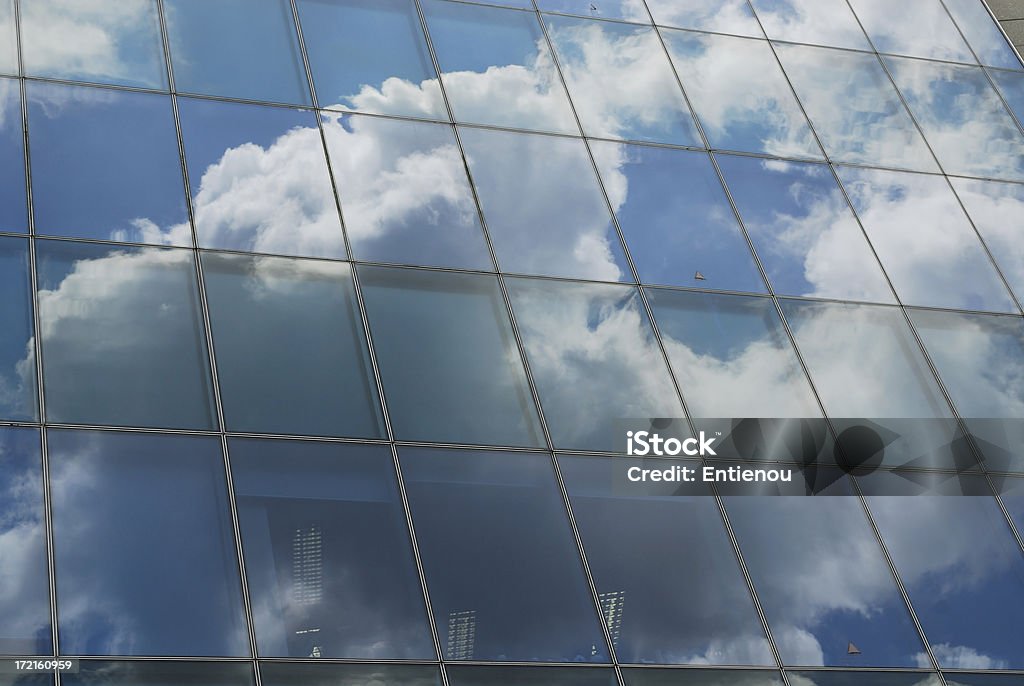 Reflexión de nube en el edificio de cristal - Foto de stock de Acero libre de derechos