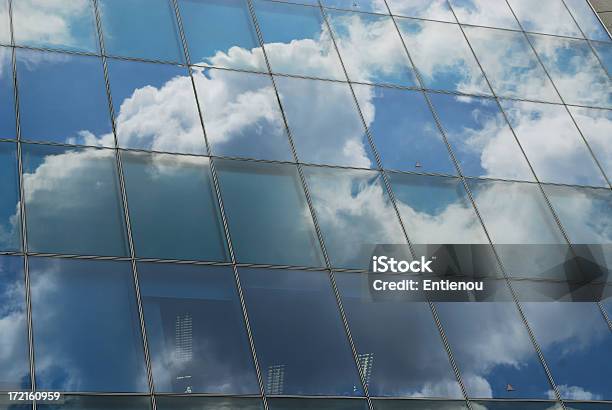 Reflexión De Nube En El Edificio De Cristal Foto de stock y más banco de imágenes de Acero - Acero, Aire libre, Arquitectura