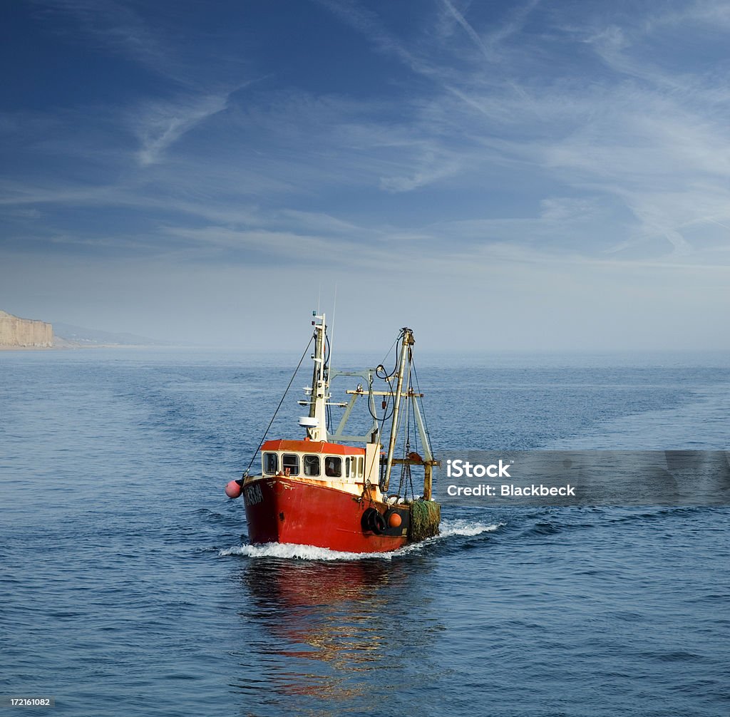 Quand le bateau est dans - Photo de Chalutier libre de droits