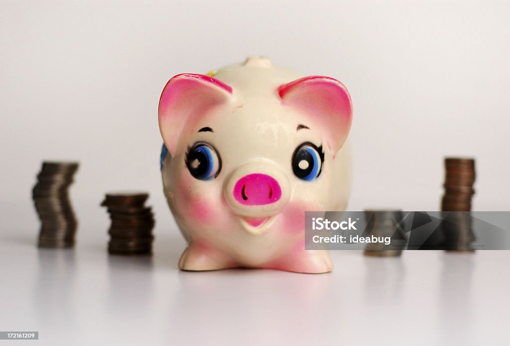 Feliz Piggy Bank em pé com pilhas de moedas - Foto de stock de Cofre de porquinho royalty-free