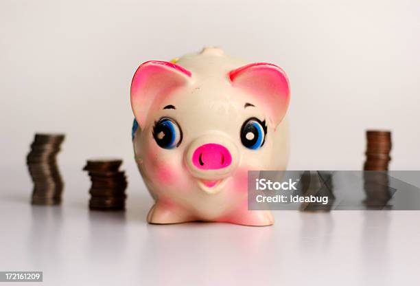 Foto de Feliz Piggy Bank Em Pé Com Pilhas De Moedas e mais fotos de stock de Cofre de porquinho - Cofre de porquinho, Antigo, Antiguidade