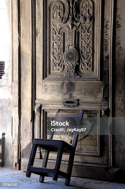 Inclina Hacia Atrás Foto de stock y más banco de imágenes de Apoyarse - Apoyarse, Colonial, Cuba