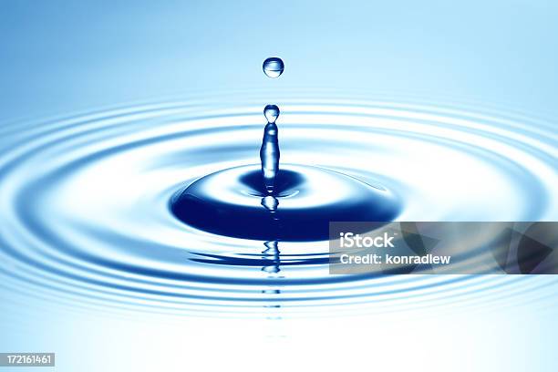 De Agua Drop Foto de stock y más banco de imágenes de Abstracto - Abstracto, Agua, Azul