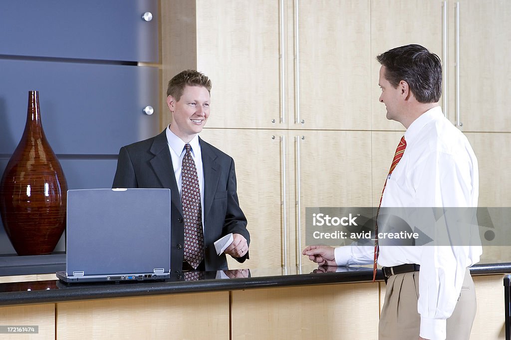 Empresário o check-in na recepção - Foto de stock de Aeroporto royalty-free