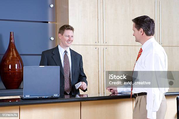 Foto de Empresário O Checkin Na Recepção e mais fotos de stock de Aeroporto - Aeroporto, Escrivaninha, Hotel