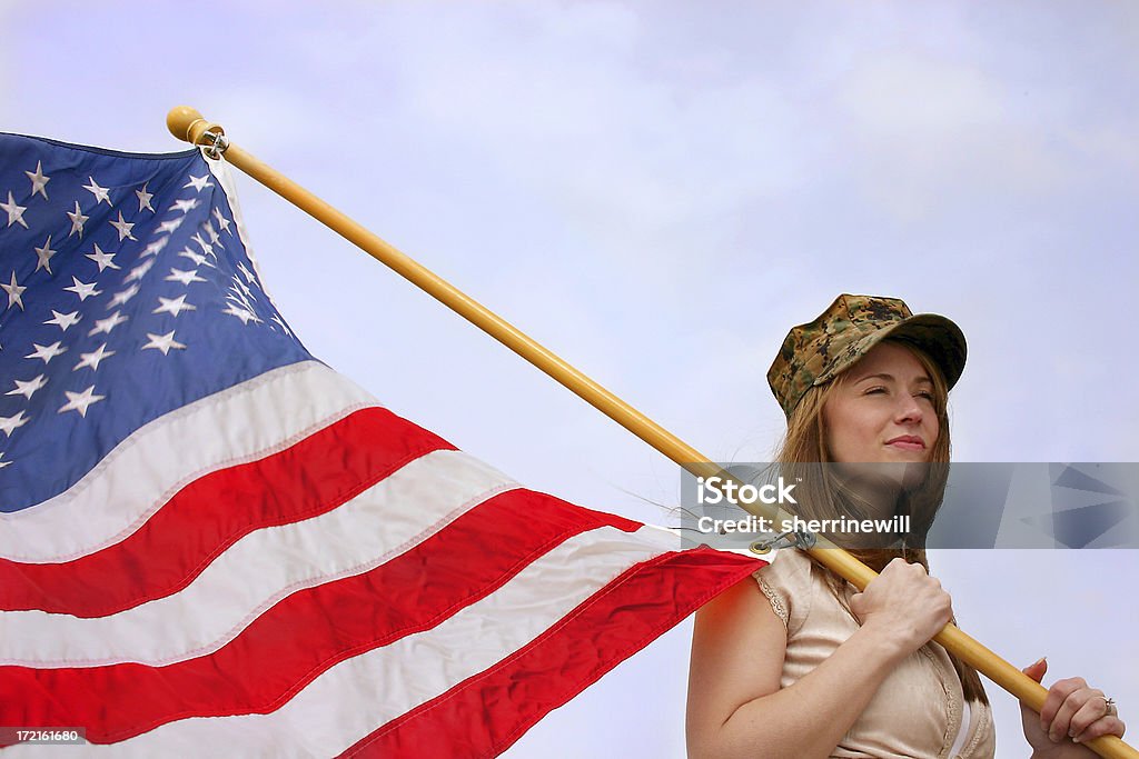 Молодая женщина с американским флагом - Стоковые фото Американская культура роялти-фри