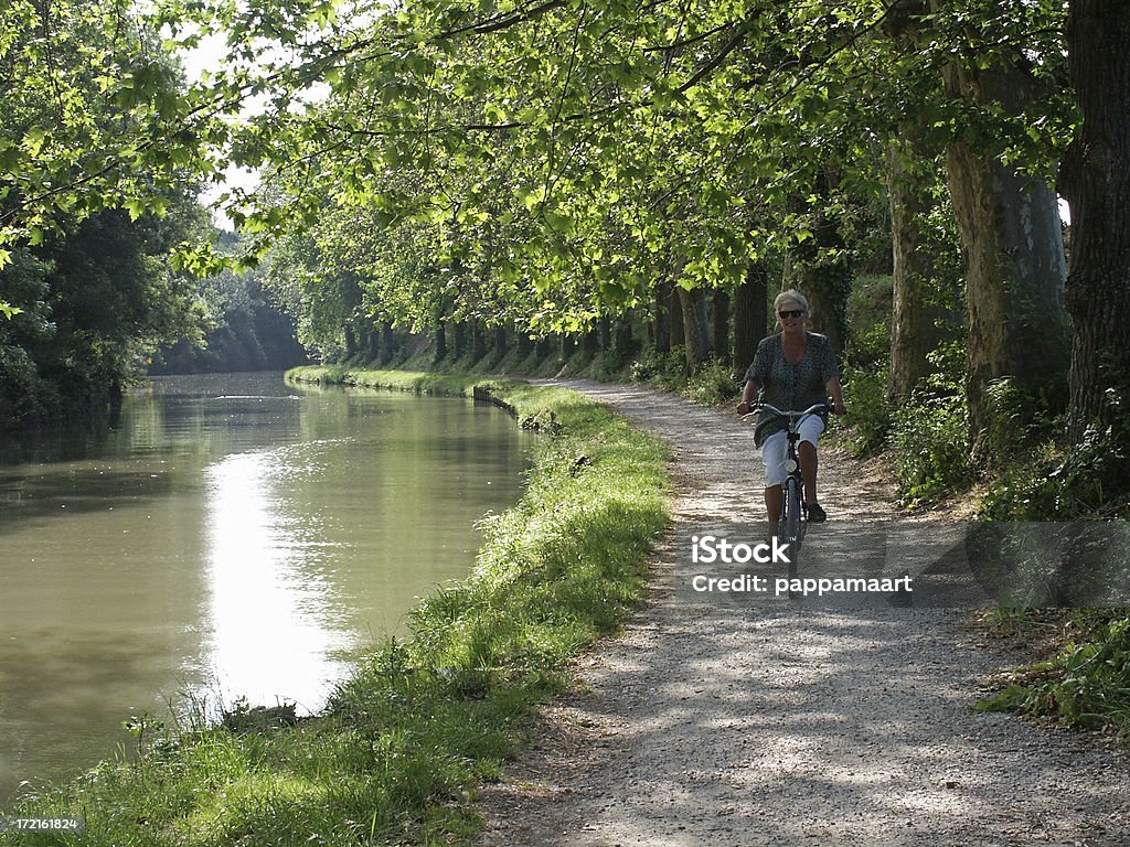 高齢者の女性のミディ運河に沿って自転車フランス - 自転車のロイヤリティフリーストックフォト