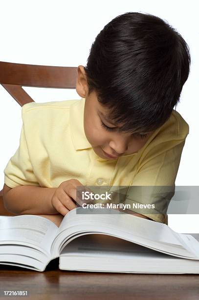 Małe Dziecko Czytanie - zdjęcia stockowe i więcej obrazów Białe tło - Białe tło, Chłopcy, Mundurek szkolny