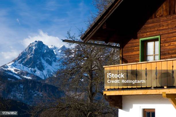Foto de Chalé Alpino Closeup e mais fotos de stock de Alpes europeus - Alpes europeus, Cabana - Casa, Casa