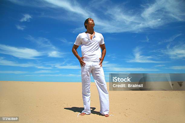 Mann Entspannen Am Strand Stockfoto und mehr Bilder von Adler-Stellung - Adler-Stellung, Aktiver Lebensstil, Anreiz