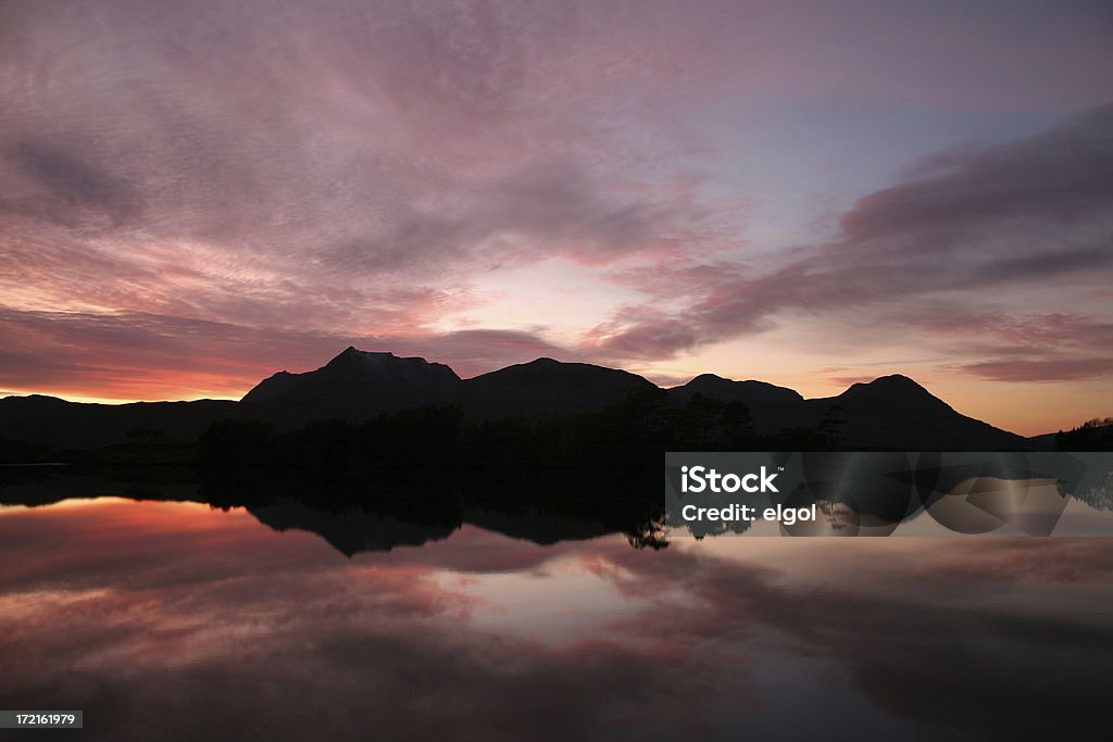 Ben Mor Coigach da Strathcanaird, Highlands scozzesi - Foto stock royalty-free di Acqua