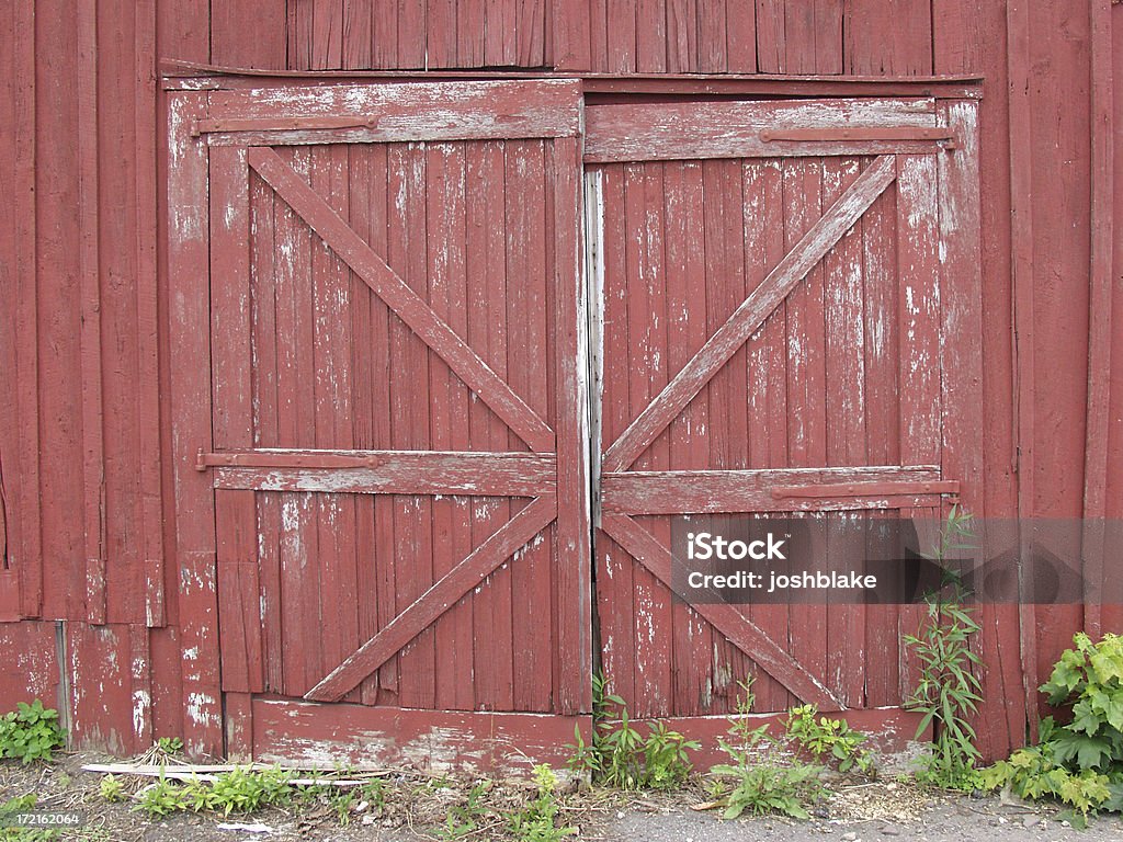 Puerta entreabierto - Foto de stock de Establo libre de derechos