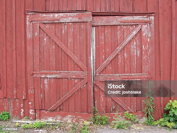 Puerta Entreabierto Foto de stock y más banco de imágenes de Establo - Establo, Puerta - Entrada, Aire libre