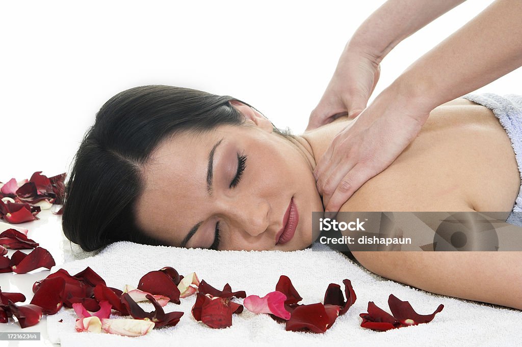 Brunette recibir un masaje de espalda en el salón de belleza del spa - Foto de stock de Acostado libre de derechos