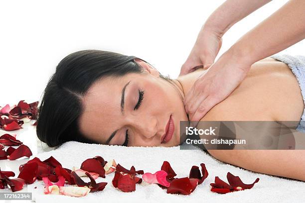 Brunette Recibir Un Masaje De Espalda En El Salón De Belleza Del Spa Foto de stock y más banco de imágenes de Acostado