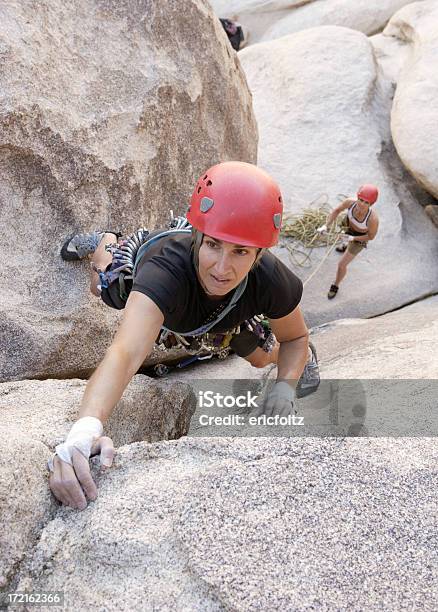 Hembra Rock Climber En Joshua Tree Foto de stock y más banco de imágenes de Actividades recreativas - Actividades recreativas, Aire libre, Atleta - Papel social