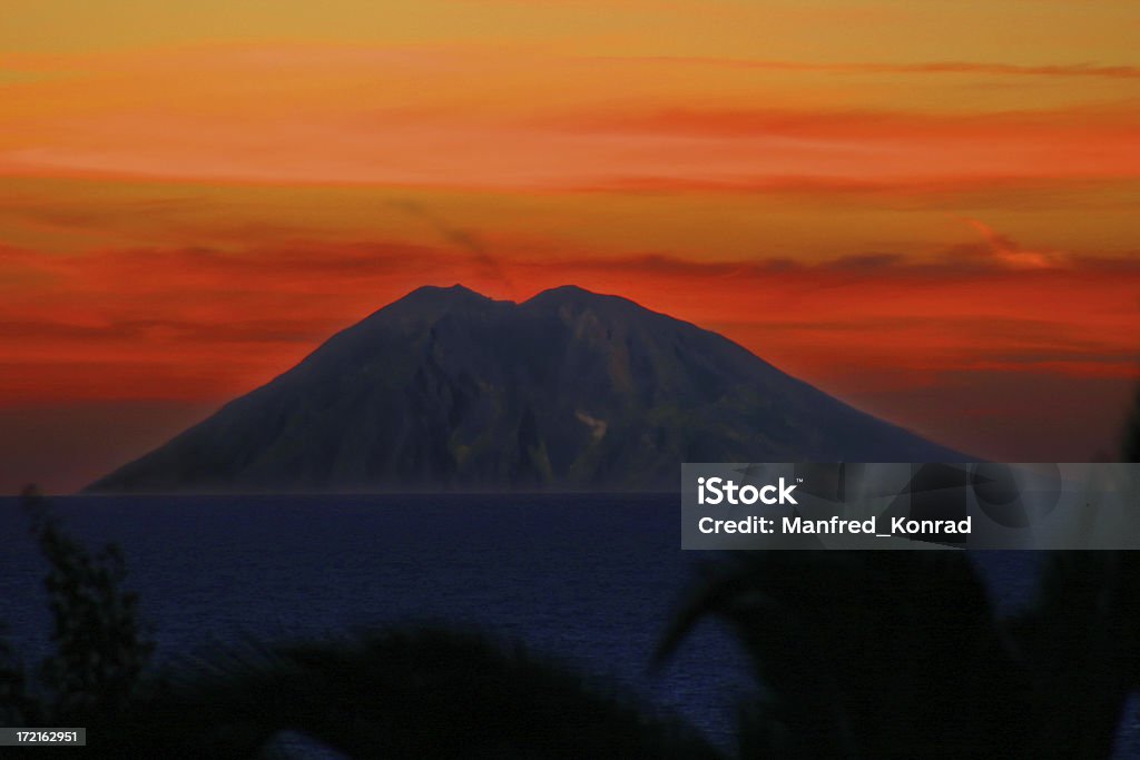 Deslumbrante vista colorida da Ilha do Vulcão stromboli ao pôr do sol - Royalty-free Ilha Stromboli Foto de stock