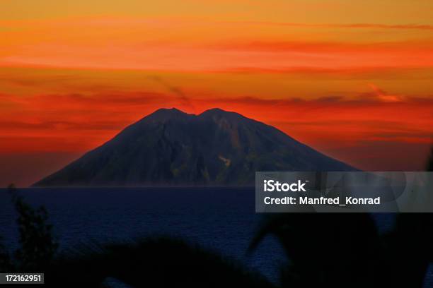 Deslumbrante Vista Colorida Da Ilha Do Vulcão Stromboli Ao Pôr Do Sol - Fotografias de stock e mais imagens de Ilha Stromboli