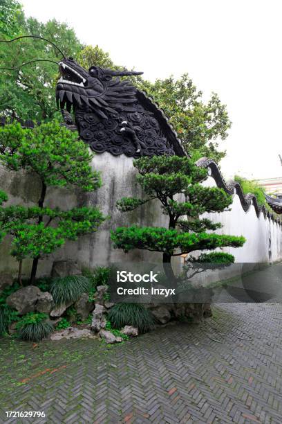 The Sculpture Of The Dragon Head Is On The Wall In Yu Garden Shanghai China Stock Photo - Download Image Now