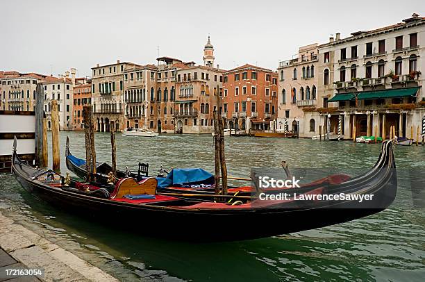 Foto de E De Gôndola No Grand Canal Veneza Itália e mais fotos de stock de Arquitetura - Arquitetura, Barco de passageiros, Canal