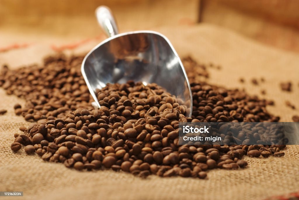コーヒー豆を麻袋にメタルスクープリブ - アイスクリームスクープのロイヤリティフリーストックフォト