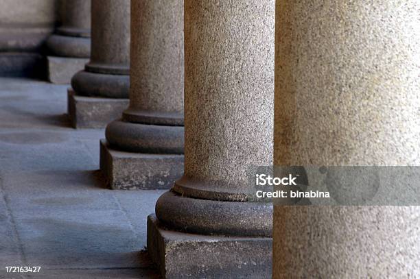 Perspectivas Financeiras Pilares - Fotografias de stock e mais imagens de Arquitetura - Arquitetura, Coluna arquitetónica, Conceito