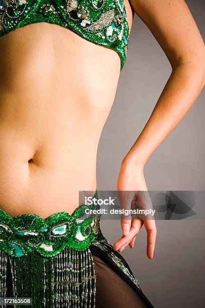 Bellydancer Корпус — стоковые фотографии и другие картинки Вертикальный - Вертикальный, Взрослый, Возраст человека