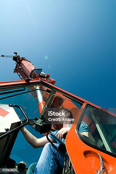 男性と彼のクレーン - クレーン車のストックフォトや画像を多数ご用意 - クレーン車, クレーン運転手, 職業