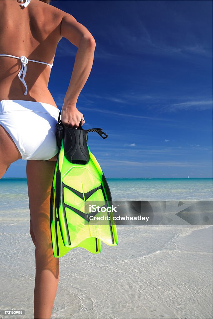 Frau am Strand mit Paar Schwimmflossen - Lizenzfrei Abenteuer Stock-Foto