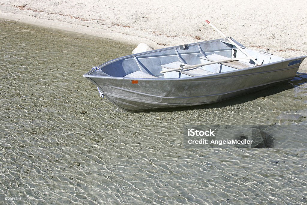 Barco de remos en el agua clara. - Foto de stock de Aluminio libre de derechos