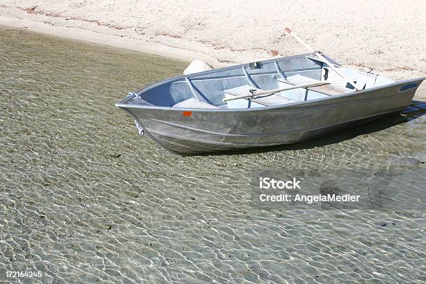 Barco A Remos Em Água Limpa - Fotografias de stock e mais imagens de Alumínio - Alumínio, Veículo Aquático, Areia