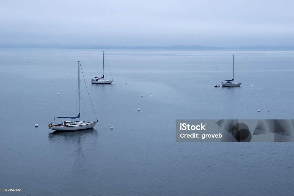 Barche a vela ormeggiate nel tranquillo acqua - Foto stock royalty-free di Andare in barca a vela