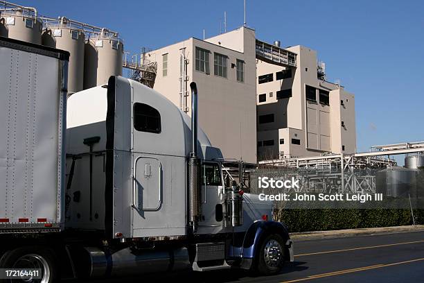 Transporte De Mercancía Por Carretera Fábrica Industria Del Transporte De Carga Foto de stock y más banco de imágenes de California