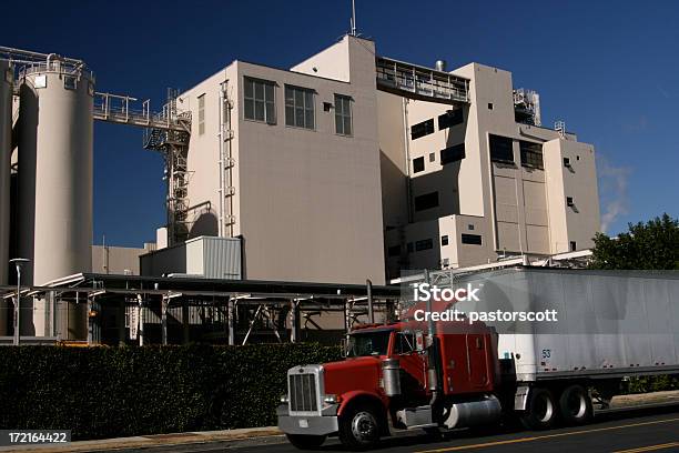 Transporte De Mercancía Por Carretera Fábrica Industria Del Transporte De Carga Foto de stock y más banco de imágenes de California