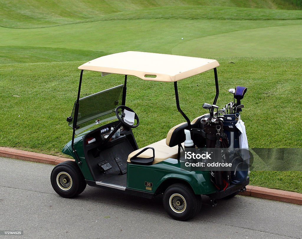 Emply voiturette de golf sur le green - Photo de Voiturette de golf libre de droits